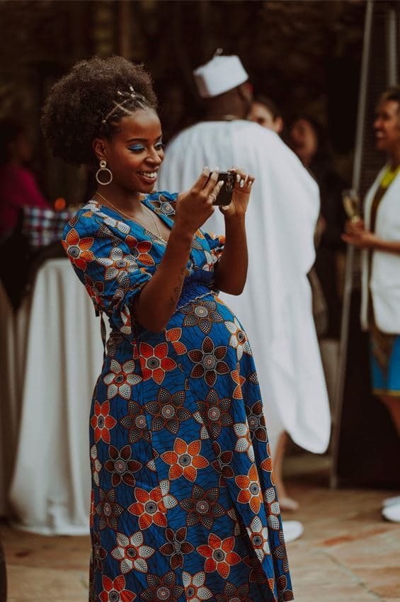 Presha Rivers legt met haar telefoon een moment vast tijdens de ceremonie